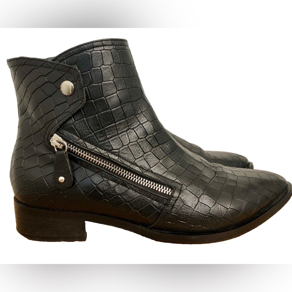 EUC Napoleoni black leather ankle boot with decorative zipper detail and 1” heel